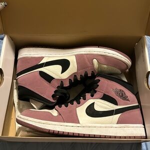 Used pink berry Nike Jordan 1 high 9.5